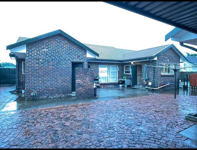 5 BEDROOM HOUSE FOR SALE IN VANDERBIJLPARK SE 2